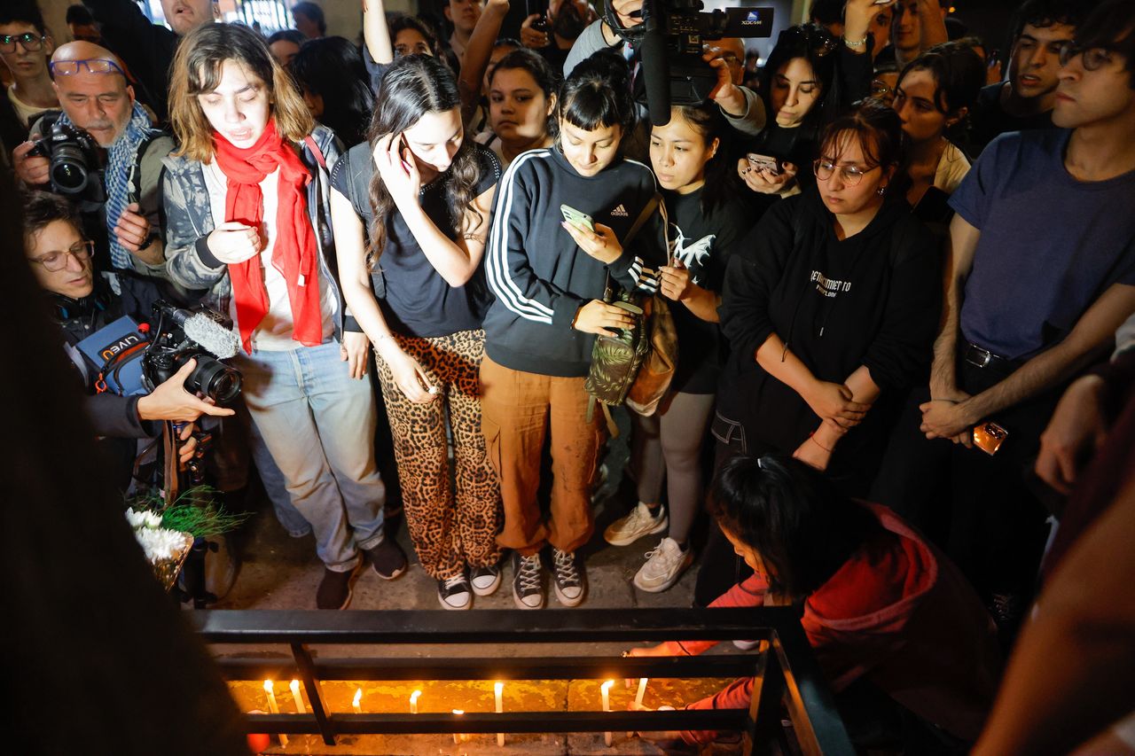 Fans of singer Liam Payne light candles after the singer died, in Palermo, in Buenos Aires, Argentina, 16 October 2024. Liam Payne, former member of the British band One Direction, died on 16 October in Buenos Aires after falling from the third floor of a hotel, according to official sources. EPA/JUAN IGNACIO RONCORONI Dostawca: PAP/EPA.