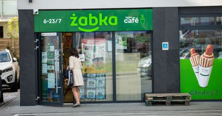 "Trik na ochroniarza" w Żabce. Nowy sposób na otwarcie sklepu w niedziele
