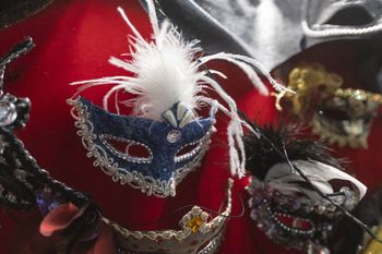 Kraków: Opera Krakowska wystawia na sprzedaż kostiumy. Jedyny taki świąteczny jarmark