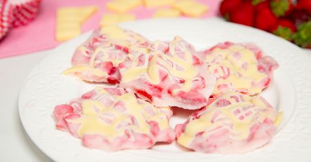 Mrożony jogurt z owocami to hit TikToka. W tej wersji smakuje jeszcze lepiej