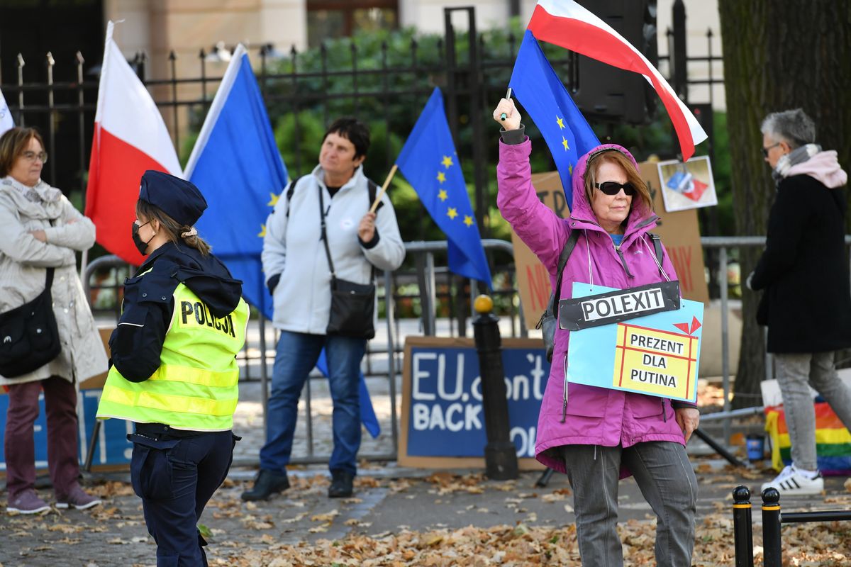 Protesty w ponad 100 miastach w kraju. "My zostajeMY w UE!" 