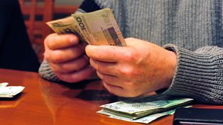 We wrześniu seniorzy dostaną zastrzyk gotówki. Prawie 2 tys. zł
