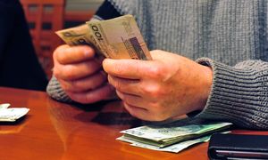 We wrześniu seniorzy dostaną zastrzyk gotówki. Prawie 2 tys. zł