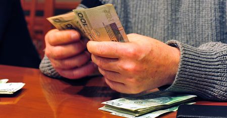 We wrześniu seniorzy dostaną zastrzyk gotówki. Prawie 2 tys. zł