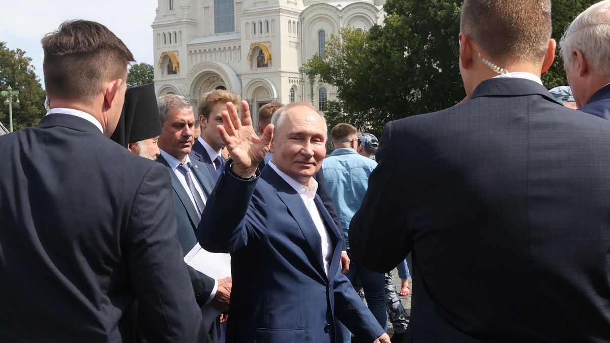 Russian President Vladimir Putin (C) gestures during the visit with Belarusian President on the square near the Naval Cathedral of St Nicholas in Kronshtadt outside in St. Petersburg, Russia, 23 July 2023. Alexander Lukashenko is on working visit to Russia. EPA/ALEXANDER DEMYANCHUK / KREMLIN / POOL Dostawca: PAP/EPA.