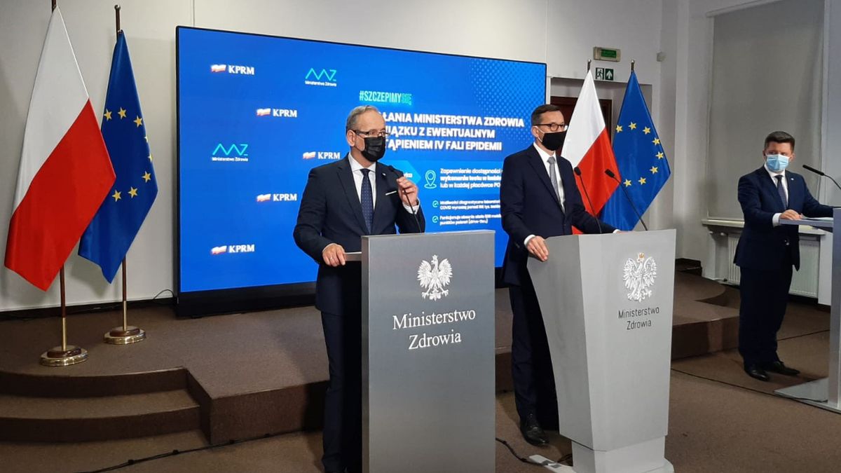 Na zdjęciu Mateusz Morawiecki, Michał Dworczyk i Adam Niedzielski w trakcie konferencji prasowej