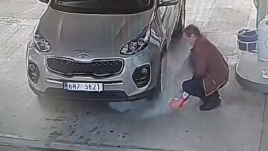 Kierowca z Czech próbował napompować koło w samochodzie