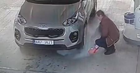 Czech pojechał na stację napompować koło. Wideo niesie się po sieci