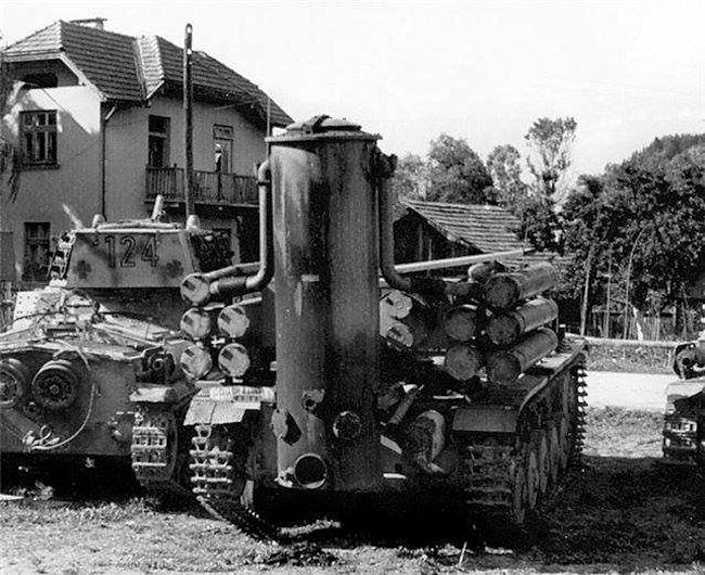 Niemiecki szkoleniowy czołg Panzerkampfwagen II z widocznym z tyłu gazogeneratorem i licznymi zbiornikami.