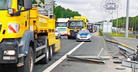Kolizja na autostradzie A4 pod Mysłowicami. Zderzyły się dwa auta
