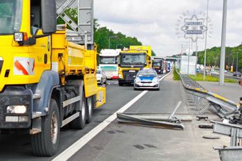 Kolizja na autostradzie A4 pod Mysłowicami. Zderzyły się dwa auta
