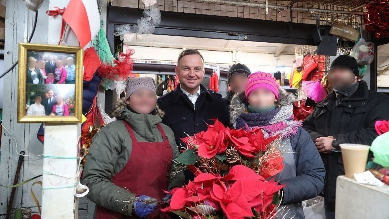 Andrzej Duda buszuje po krakowskim jarmarku