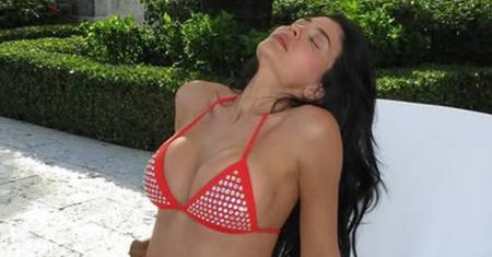 Kylie Jenner pręży się na leżaku w skąpym bikini za 21 TYSIĘCY ZŁOTYCH. Na bogato?