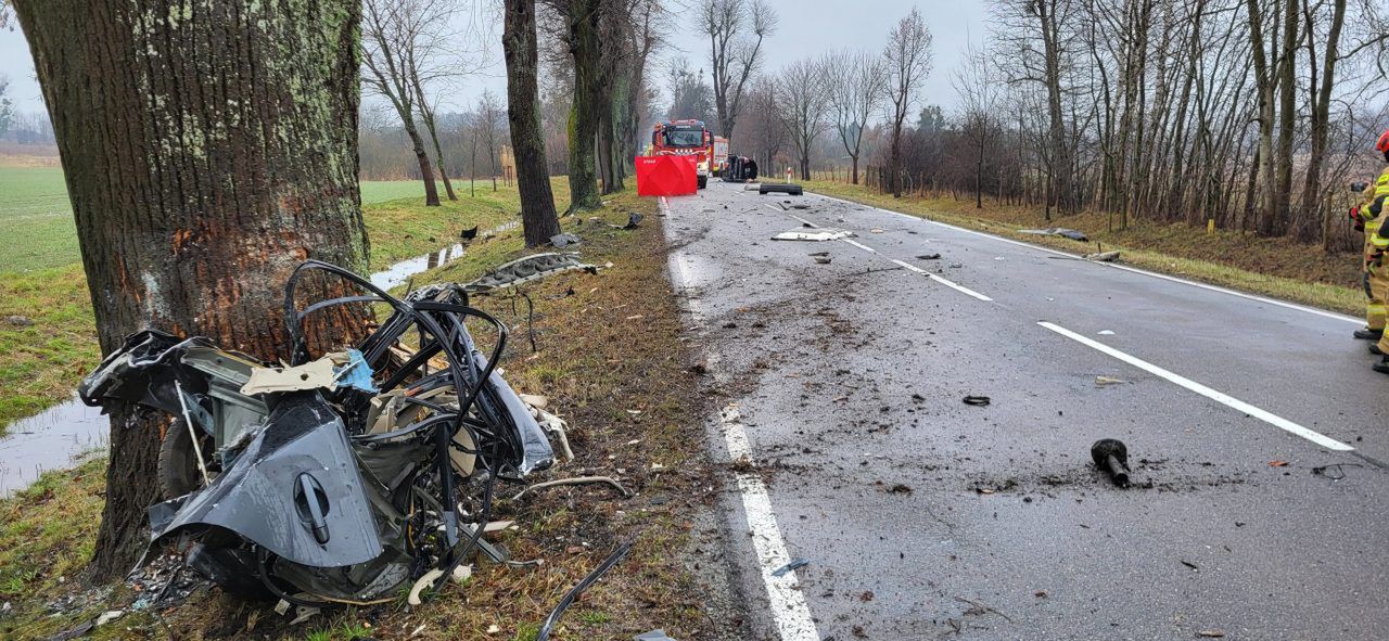 Samochód roztrzaskał się na drzewie. Kierowca nie przeżył