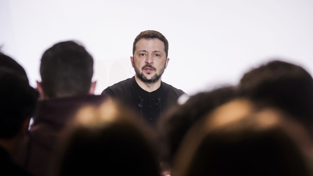 Ukrainian President Volodymyr Zelensky answers journalists' questions during a press conference at France Television headquarters in Paris, France, 27 March 2025. Ukrainian President Volodymyr Zelensky gives a press conference after participating in the 'Coalition of the Willing' summit on peace and security for Ukraine, hosted by French President Emmanuel Macron with European and international leaders at the Elysee Palace. EPA/TERESA SUAREZ Dostawca: PAP/EPA.
