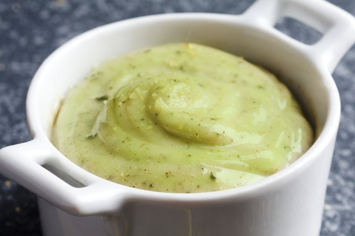 Zielony sos chrzanowy jest w moim domu obowiązkowy na Wielkanoc. Nawet babcia chwali, że dobry