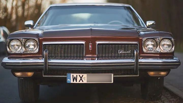 "Royale" oznacza najwyższe dostępne wyposażenie - wszystkie elektryczne szyby, elektrycznie ustawiana przednia kanapa, klimatyzacja.