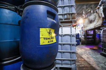 Niebezpieczne odpady w garażu. Służby zabezpieczyły teren