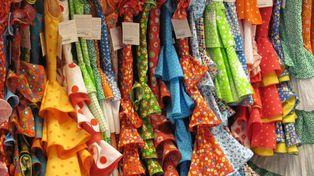 Komunijna moda z olkuskiego targowiska. Na straganach głównie wiosenne garsonki, garnitury, letnie sukienki i żakiety oraz buty
