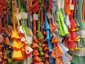 Komunijna moda z olkuskiego targowiska. Na straganach głównie wiosenne garsonki, garnitury, letnie sukienki i żakiety oraz buty