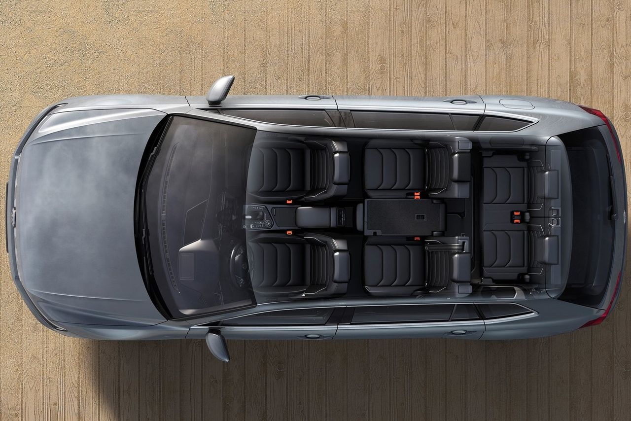 Wnętrze Volkswagen Tiguana Allspace nie jest mniej praktyczne od klasycznego minivana.