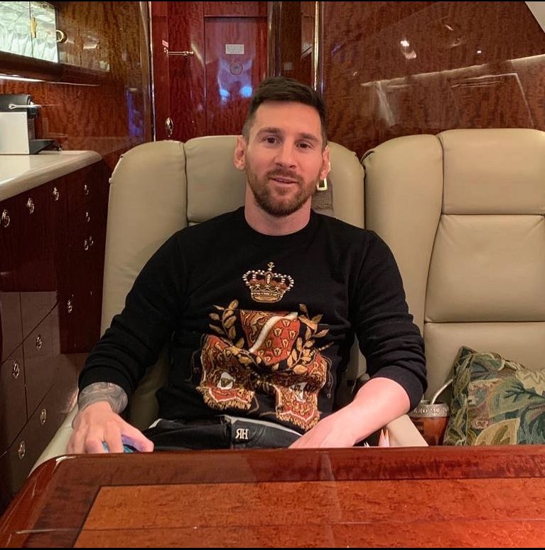 Leo Messi w kuchni swojego samolotu