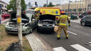 Poważne zderzenie trzech aut w Śródmieściu. Zablokowana al. Jana Pawła II