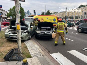 Poważne zderzenie trzech aut w Śródmieściu. Zablokowana al. Jana Pawła II