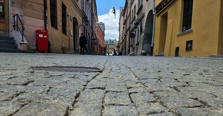 Szpilkostrada na Starym Mieście miała być tylko wąskim paskiem. Ratusz zmienia plany, rozrośnie się z 2 do nawet 9 metrów