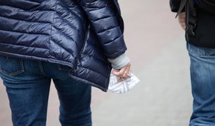 Koronawirus w Polsce. Maseczki zaczynają lądować w kieszeniach. Znoszenie obostrzeń w praktyce