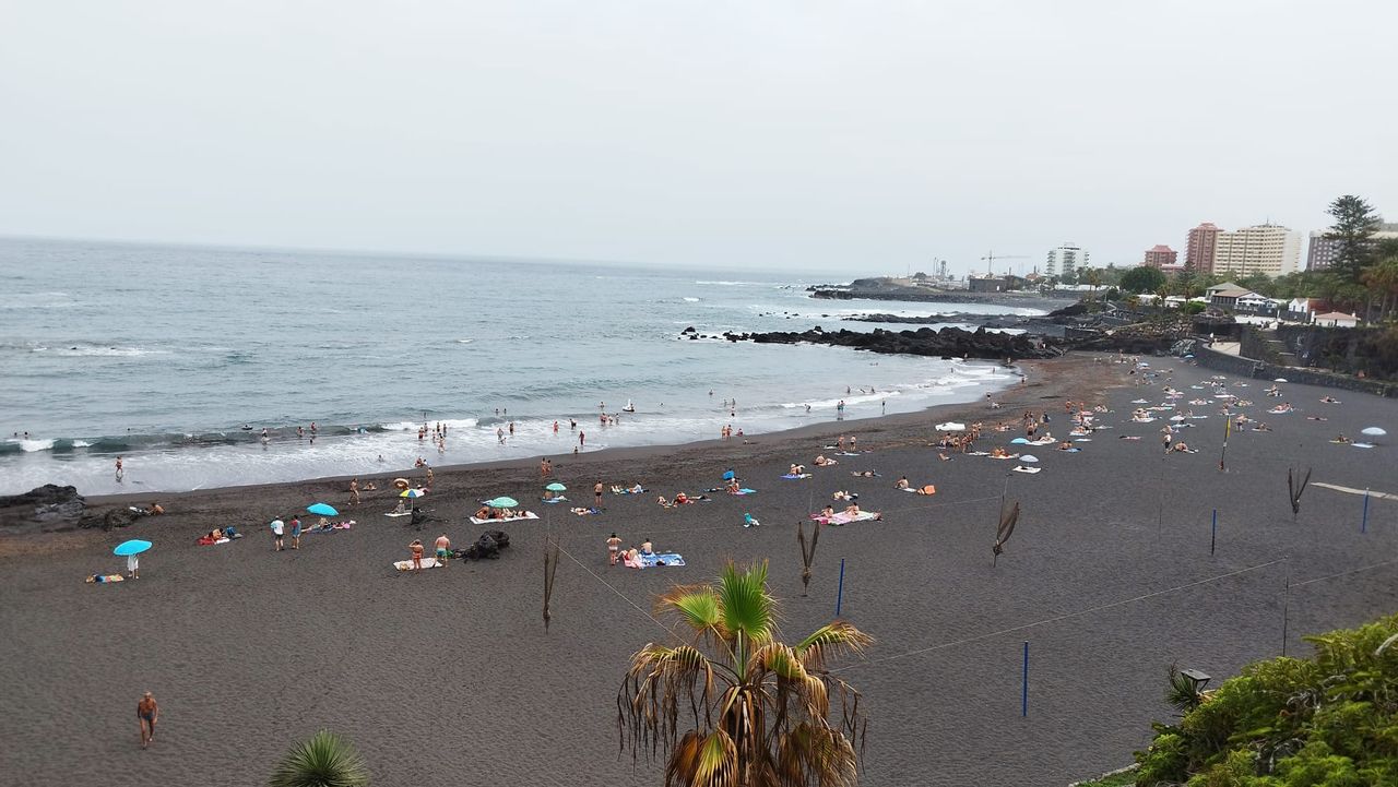 Niedziela na plaży w Puerto de la Cruz. Normalnie w upalną, wakacyjną niedzielę byłby tłum - mówi WP Izabela Waluga. Dziś wypoczywa niewiele osób