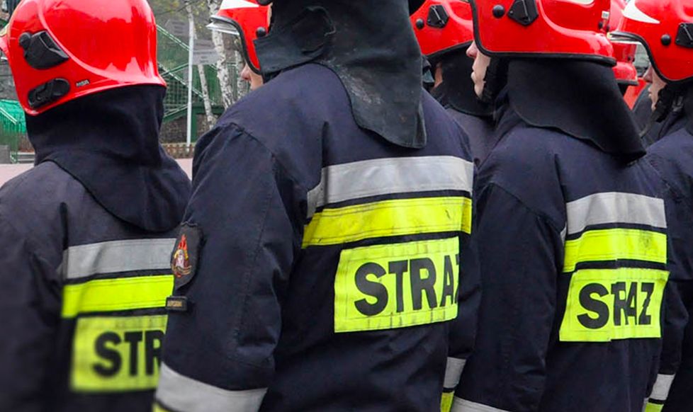 Warszawa. Strażacy zneutralizowali wyciek gazu z gazociągu na Targówku. Kurtyny wodne zabezpieczyły miejsce awarii do czasu przyjazdu pogotowia gazowego, które dokonało naprawy rury 