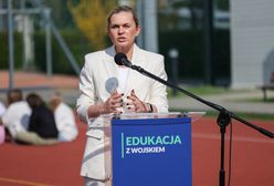 Zakaz smartfonów w szkole. Nowacka zabrała głos