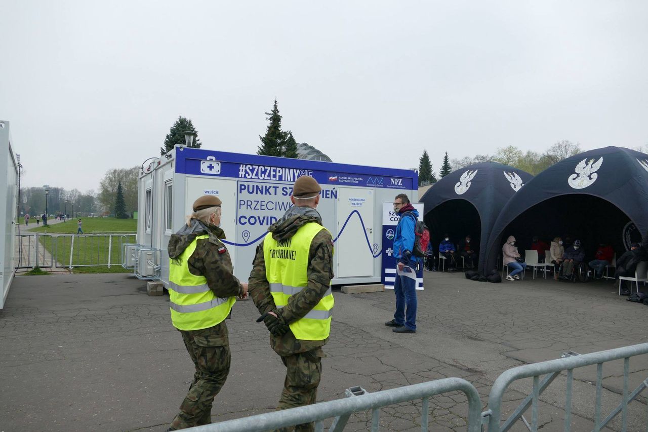 Śląskie. Ponad 3100 osób zaszczepionych. Władze podsumowały akcję "Zaszczep się w majówkę”