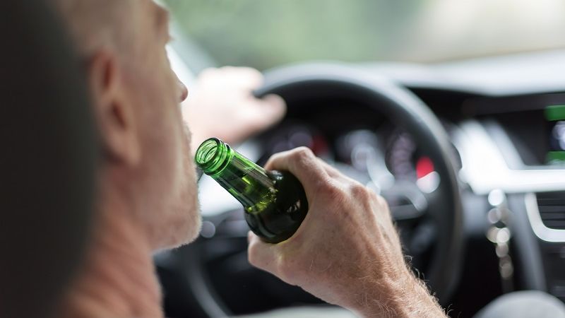 kierowca pijący piwo za kierownicą