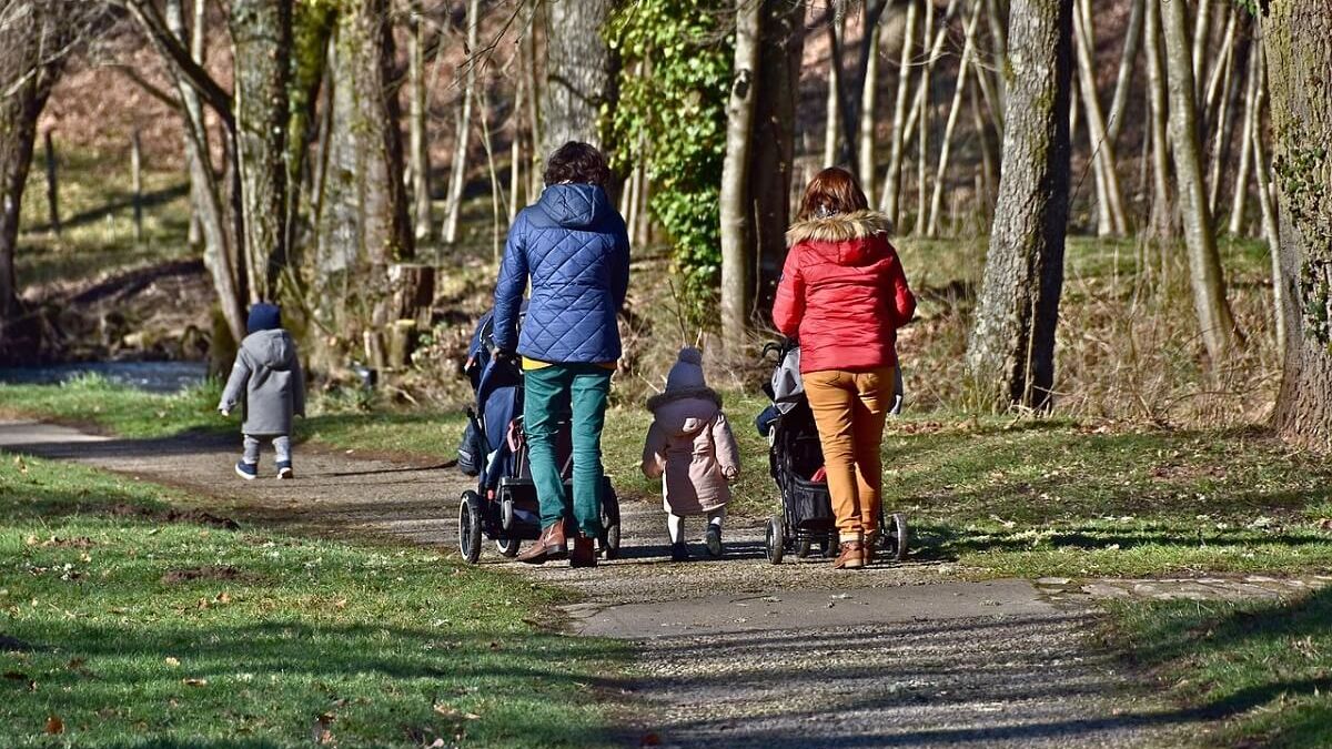 Kobiety spacerują z dziećmi