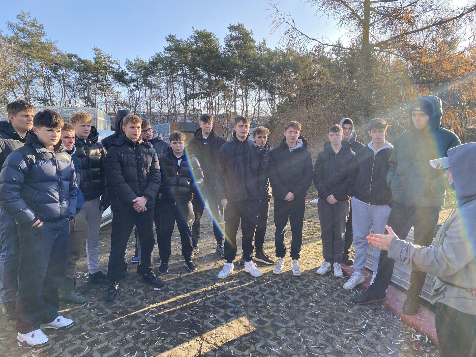 Uczniowie podczas wyprowadzania psów. Więcej na kolejnych zdjęciach 