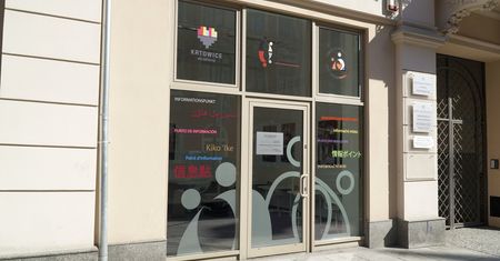 Katowice. Punkt informacyjny dla cudzoziemców. Pracownicy mówią w czterech językach