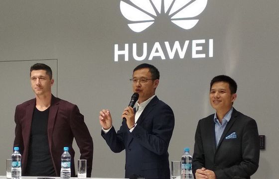Robert Lewandowski zrywa umowę z Huawei. "Ogromny cios"