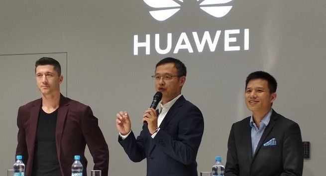 Robert Lewandowski zrywa umowę z Huawei. "Ogromny cios"