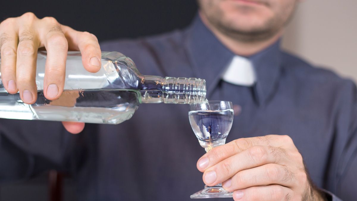 Parafianie przyznają, że ksiądz od dawna ma problem z alkoholem