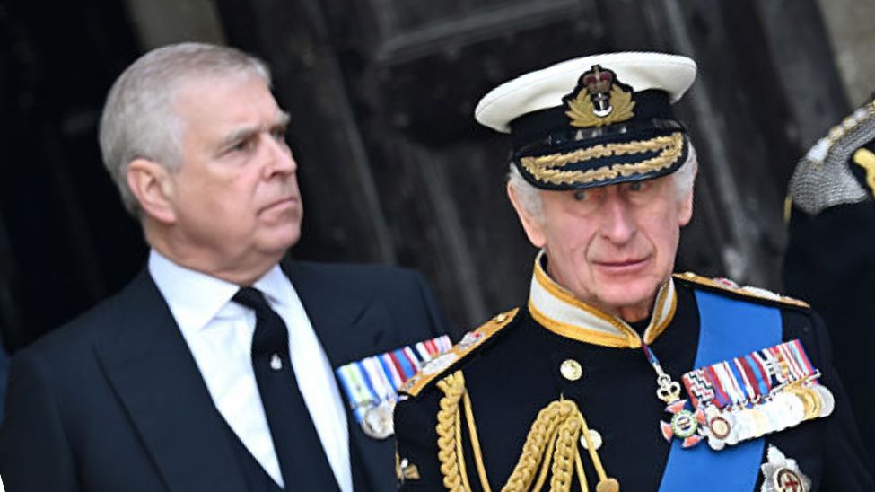 Jaką emeryturę dostanie skompromitowany książę Andrzej?