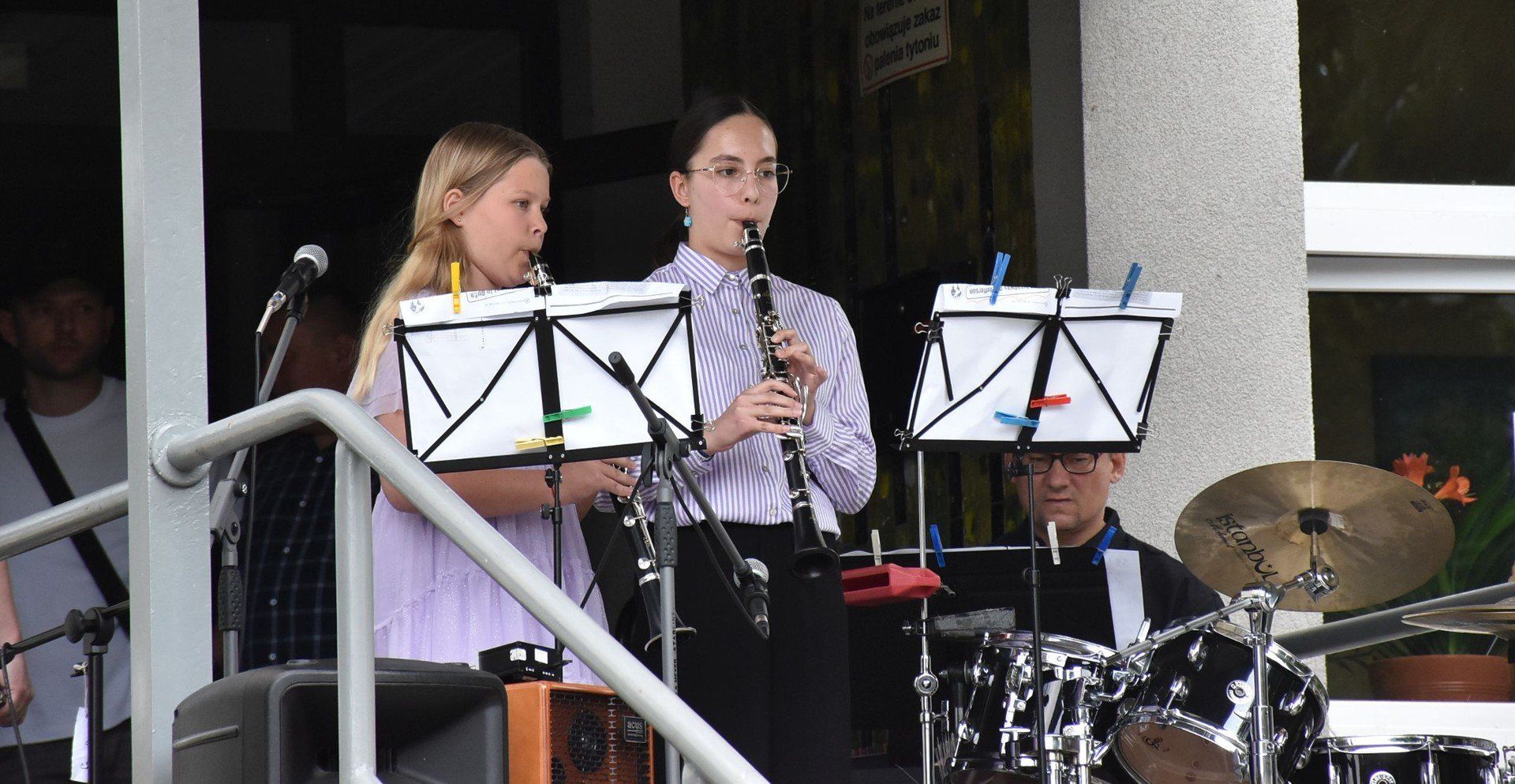 Koncert uczniów przed szkołą muzyczną w Malborku