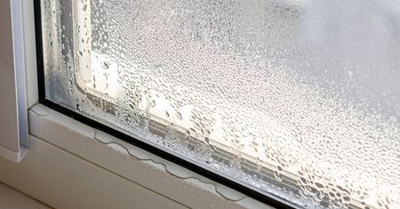 Okna "pocą się"? Połóż na parapecie, a zapomnisz o problemie