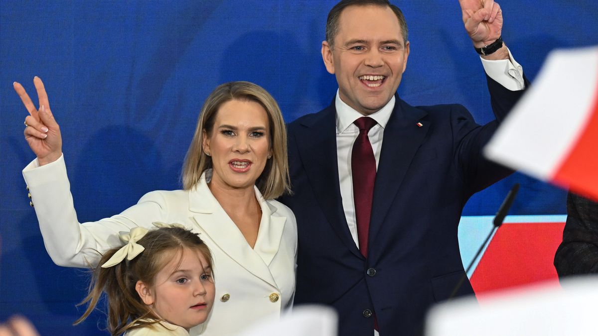 Gdańsk, 18.05.2025. Wybory prezydenta RP - I tura. Kandydat Komitetu Obywatelskiego, popierany przez Prawo i Sprawiedliwość prezes IPN Karol Nawrocki z żoną Martą Nawrocką w sztabie wyborczym w Gdańsku, 18 bm. Zakończyło się głosowanie w I turze wyborów prezydenta RP. (aldg) PAP/Adam Warżawa