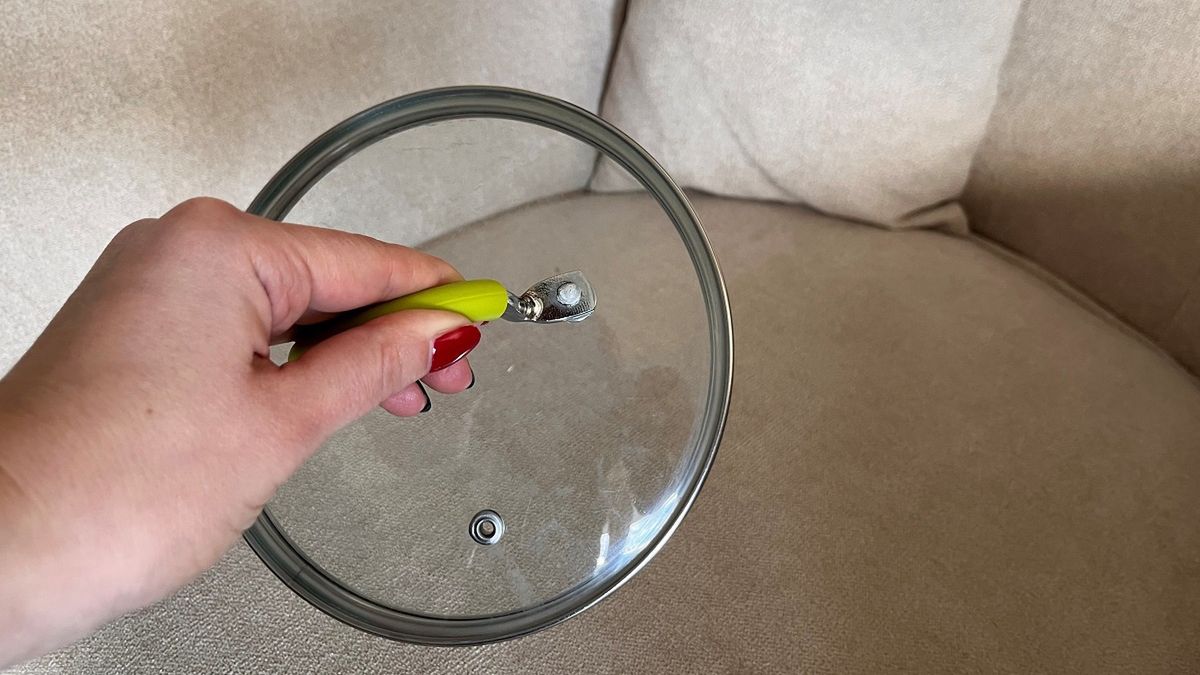 Oto jak czyścić kanapę domowym sposobem.