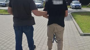 Rozbił witrynę u fotografa i szybę w autobusie. Bezdomny recydywista aresztowany na 3 miesiące