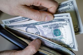 Kursy walut 18.02.2022. Piątkowy kurs funta, euro, dolara i franka szwajcarskiego