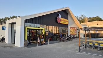 Łódź: Jak pracują sklepy w długi weekend 15 sierpnia? Biedronka wydłuża godziny otwarcia swoich supermarketów w tygodniu przed 15.08.2025