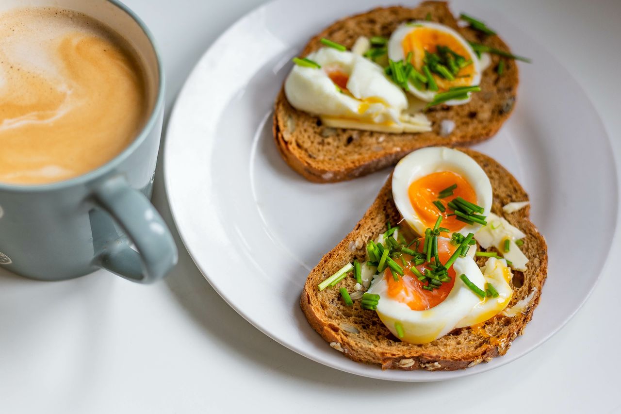 Zdrowiej zjeść jajka na śniadanie czy na kolację? Mało kto dobrze odpowiada na to pytanie